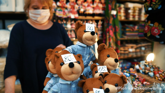 Coraz więcej sklepów na ul. Piotrkowskiej wznawia sprzedaż.